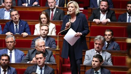 Marine Le Pen, présidente du groupe parlementaire Rassemblement national (RN), prend la parole lors des questions au gouvernement à l'Assemblée nationale, le 9 juin 2026 à Paris