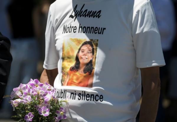 Une personne en deuil porte un t-shirt à l'effigie de la collégienne Lyhanna lors de ses obsèques à Fleurance, le 12 juin 2026 dans le Gers
