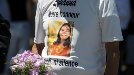 Une personne porte un t-shirt à l'effigie de la collégienne Lyhanna, lors de ses obsèques à Fleurance, le 12 juin 2026 dans le Gers