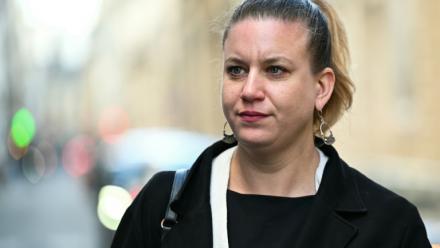 La cheffe de file des députés LFI, Mathilde Panot, devant  l'Hôtel Matignon après avoir participé à une réunion des dirigeants des partis sur le conflit en Iran, organisée par le Premier ministre, Paris, le 11 mars 2026