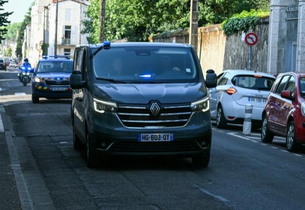 Un convoi de police arrive au palais de justice, le 15 juillet 2026 à Agen, pour une audience de Jérôme Barella, soupçonné du meurtre de la collégienne Lyhanna