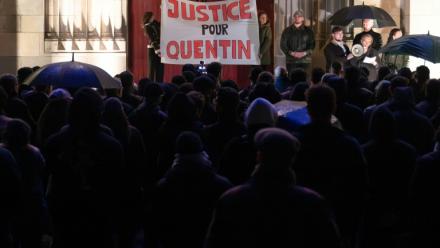 Une cérémonie d’hommage lors d’un rassemblement en soutien au militant d’extrême droite Quentin Deranque, à Nantes, le 18 février 2026