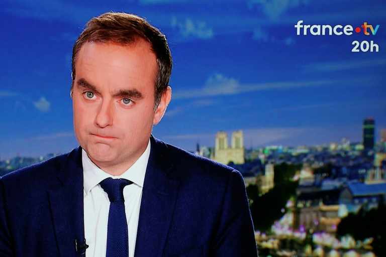 Le Premier ministre sortant, Sébastien Lecornu, sur le plateau de la télévision  France 2 à Paris, le 8 octobre 2025