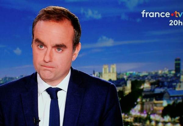 Le Premier ministre sortant, Sébastien Lecornu, sur le plateau de la télévision  France 2 à Paris, le 8 octobre 2025