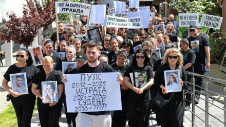 Les familles et amis défilent avec des pancartes et des portraits des victimes le 19 avril 2025 à Kocani, en Macédoine du Nord, après que l'incendie d'une discothèque de la ville a fait 63 morts