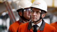 Le président Emmanuel Macron porte un casque et des lunettes sur le site d'ArcelorMittal à Dunkerque, le 10 février 2026 dans le Nord