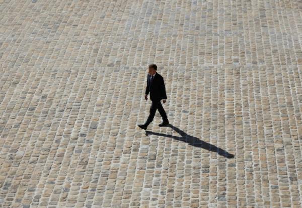 Le président Emmanuel Macron dans la cour de l'Hôtel des Invalides, le 16 septembre 2026 à Paris 