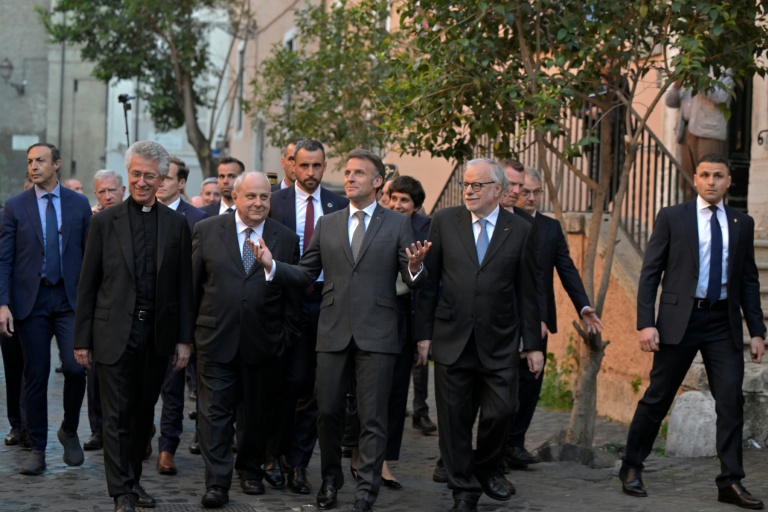 Le président de la République Emmanuel Macron, au centre, à son arrivée à Rome en Italie le 9 avril 2026