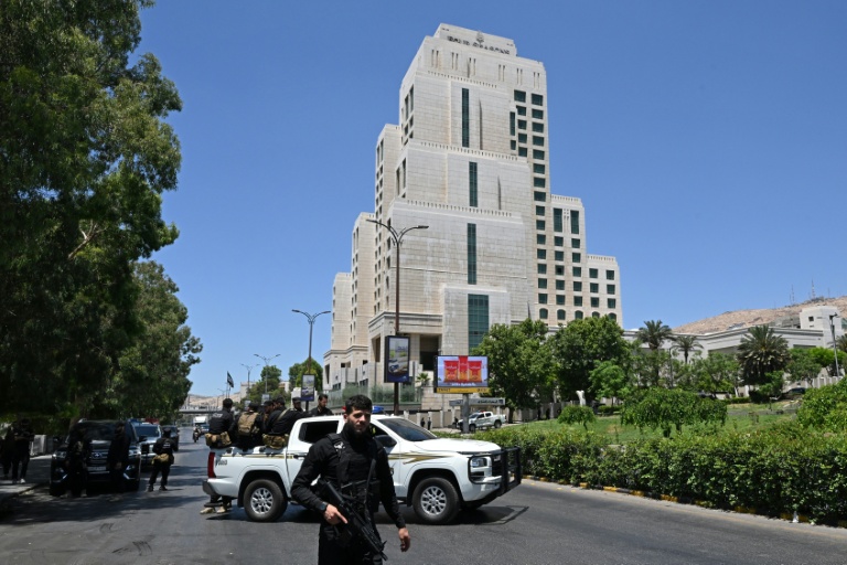 Un garde déployé devant l'hôtel des Four Seasons Hotel après deux attentats à la bombe, le 7 juillet 2026 à Damas