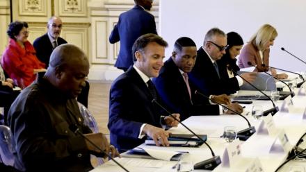 Le président français Emmanuel Macron assiste à une rencontre lors du sommet international "One Health", le 7 avril 2026 à Lyon