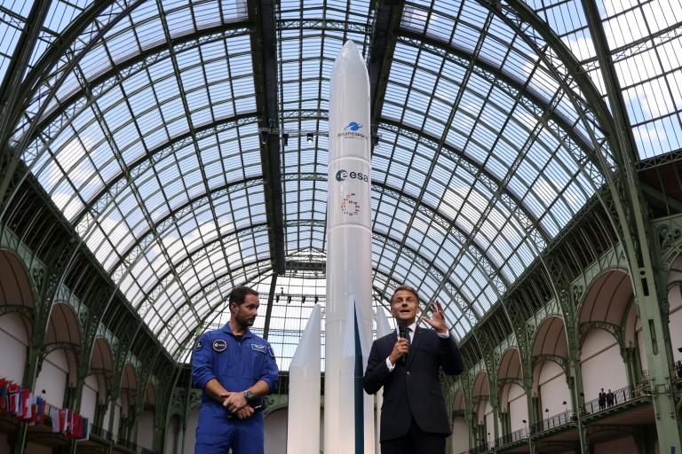 Le président Emmanuel Macron (D)aux côté de l'astronaute français Thomas Pesquet (G) à  Paris le 9 septembre 2026