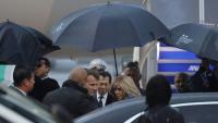 Le président français Emmanuel Macron (c,g) et son épouse Brigitte Macron à leur arrivée à l'aéroport de Tokyo, le 31 mars 2026