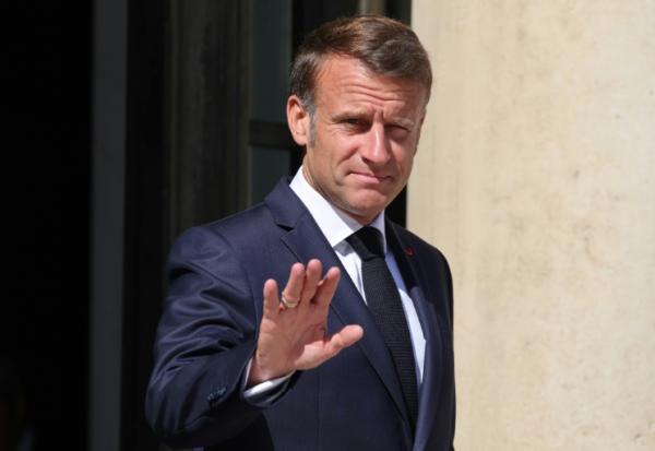 Le président français Emmanuel Macron fait un geste de la main au palais de l'Elysée, à Paris, le 1er juillet 2025