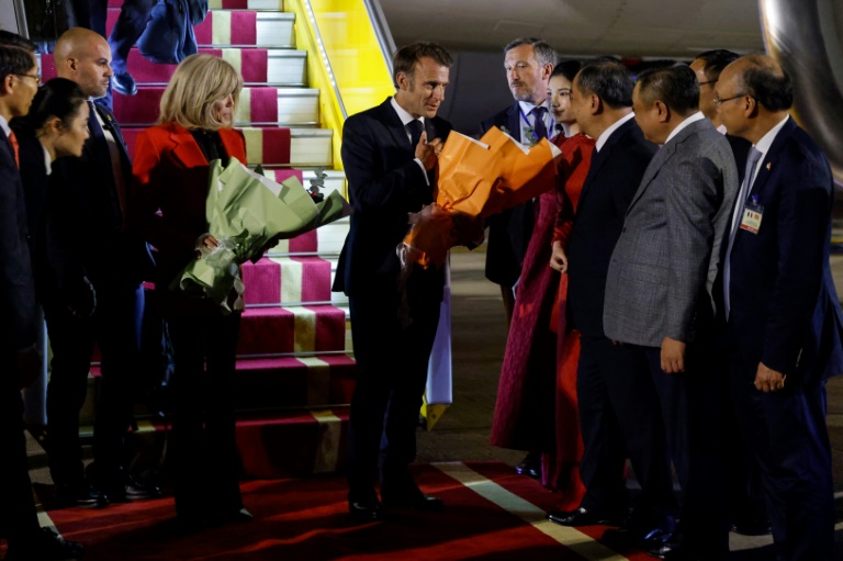 Le président français Emmanuel Macron et son épouse Brigitte à leur arrivée à l'aéroport de Hanoï, le 25 mai 2025