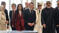 Le président français Emmanuel Macron (C) arrive au musée national Zayed à Abou Dhabi, aux Emirats arabes unis, le 21 décembre 2025