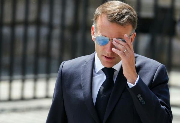 Le président Emmanuel Macron ajuste ses lunettes lors d'une cérémonie d'hommage au capitaine Alfred Dreyfus, à Paris, le 12 juillet 2026