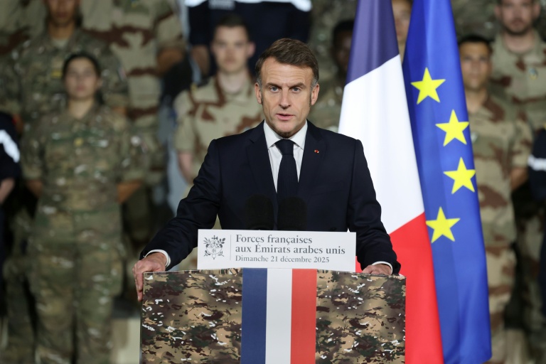 Le président français Emmanuel Macron s'exprime devant les militaires du 5e régiment de cuirassiers sur la base militaire Zayed, près d'Abou Dhabi, le 21 décembre 2025  