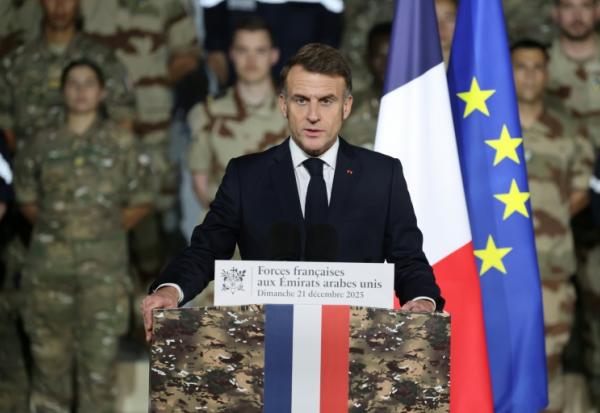 Le président français Emmanuel Macron s'exprime devant les militaires du 5e régiment de cuirassiers sur la base militaire Zayed, près d'Abou Dhabi, le 21 décembre 2025  