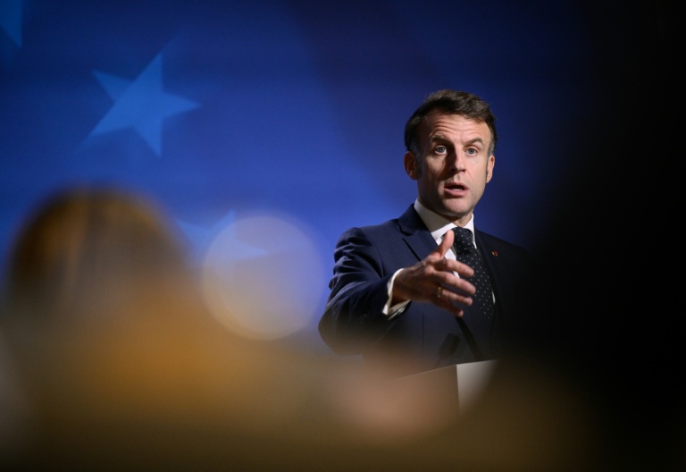 Emmanuel Macron s'exprime lors d'une conférence de presse après la réunion du Conseil européen à Bruxelles, en Belgique, le 19 décembre 2025