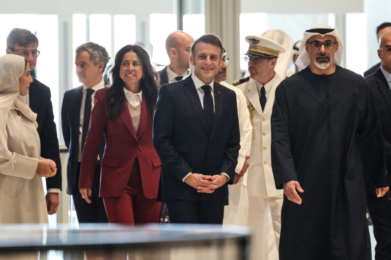 Le président français Emmanuel Macron (C) arrive au musée national Zayed à Abou Dhabi, aux Emirats arabes unis, le 21 décembre 2025