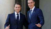 Le président français Emmanuel Macron accueille le Premier ministre espagnol Pedro Sanchez à son arrivée au palais de l'Elysée, à Paris, le 27 mars 2025