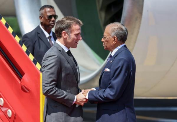 Le président français Emmanuel Macron est accueilli par le Premier ministre de l'île Maurice Navin Ramgoolam à son arrivée à Port Louis le 20 novembre 2025
