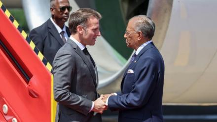 Le président français Emmanuel Macron est accueilli par le Premier ministre de l'île Maurice Navin Ramgoolam à son arrivée à Port Louis le 20 novembre 2025