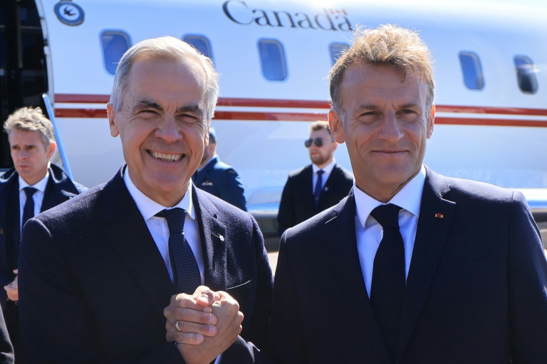 Le Premier ministre canadien Mark Carney (g) accueilli le 20 septembre 2026 par le président français Emmanuel Macron à Saint-Pierre-et-Miquelon