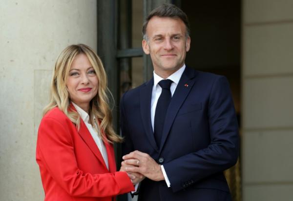 Le président français Emmanuel Macron (d.) accueille la Première ministre italienne Giorgia Meloni avant une réunion au palais de l'Elysée, à Paris, le 17 avril 2026