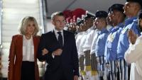 Le président français Emmanuel Macron (c,d) et son épouse Brigitte Macron (g) à leur arrivée à Bombay, en Inde, le 17 février 2026