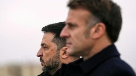 Le président français Emmanuel Macron, à droite, et le président ukrainien Volodymyr Zelensky, à sa gauche, le 17 novembre 2025, à Vélizy-Villacoublay, dans les Yvelines