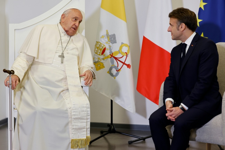 Le pape François et le président de la République Emmanuel Macron à Ajaccio en Cors-du-Sud le 15 décembre 2024