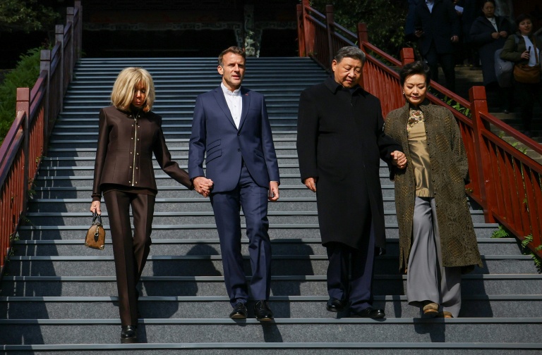 Le président français Emmanuel Macron (2e g), son épouse Brigitte Macron (g), le président chinois Xi Jinping (2e d) et sonépouse Peng Liyan (d) visitent le site séculaire du barrage du Dujiangyan, dans la province du Sichuan, le 5 décembre 2025 