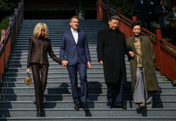 Le président français Emmanuel Macron (2e g), son épouse Brigitte Macron (g), le président chinois Xi Jinping (2e d) et sonépouse Peng Liyan (d) visitent le site séculaire du barrage du Dujiangyan, dans la province du Sichuan, le 5 décembre 2025 