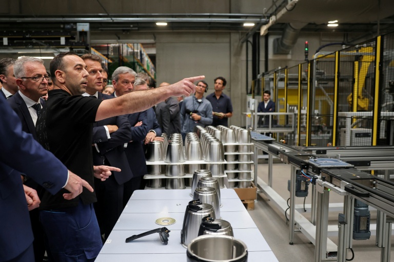 Le président Emmanuel Macron (3e g)  visite l'usine Vorwerk, dans le cadre du sommet 