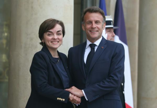 Le président français Emmanuel Macron et la première ministre du Québec, Christine Fréchette, à son arrivée au palais de l'Élysée à Paris, le 18 mai 2026