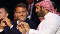 Le prince héritier saoudien Mohammed ben Salmane, à droite, et le président de la République Emmanuel Macron à sa gauche, le 23 août 2026, à Paris