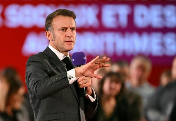 Le président Emmanuel Macron devant des lecteurs du groupe de presse Ebra à Mirecourt (Vosges), le 28 novembre 2025