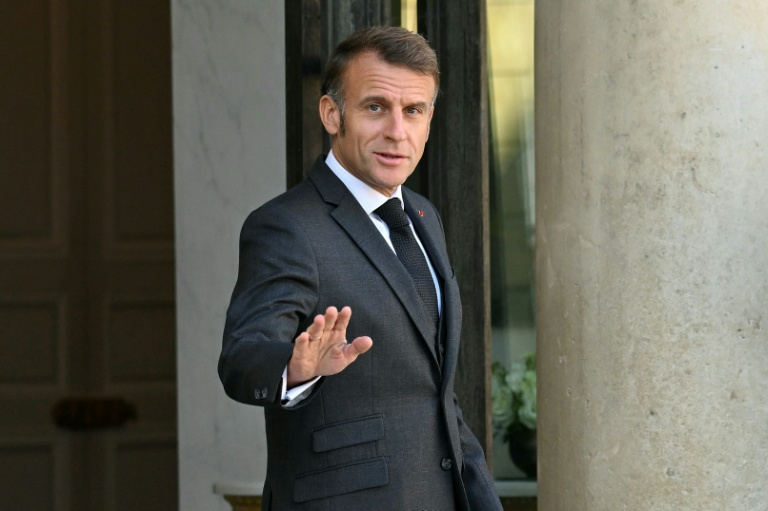 Le président Emmanuel Macron sur le perron de l'Elysée, le 17 octobre 2025 à Paris