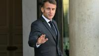 Le président Emmanuel Macron sur le perron de l'Elysée, le 17 octobre 2025 à Paris