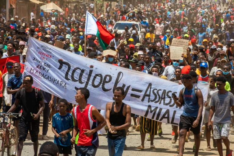 Des manifestants défilent contre le gouvernement à Antsiranana, le 4 octobre 2025 à Madagascar