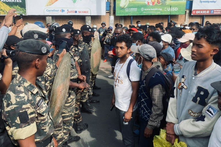 Des manifestants face aux forces de sécurité lors d'une marche contre le gouvernement à Antananarivo, le 4 octobre 2025 à Madagascar
