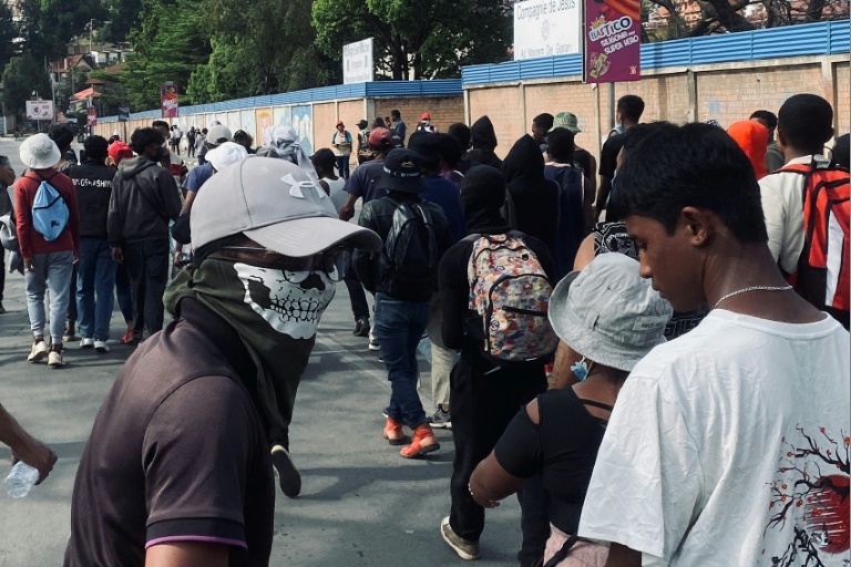 Des manifestants rassemblés pour une marche contre le gouvernement à Antananarivo, le 4 octobre 2025 à Madagascar