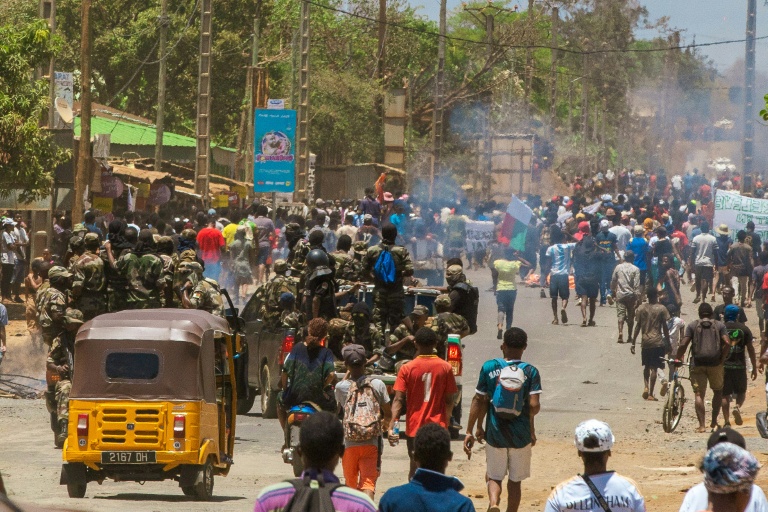 Des membres des forces de sécurité montent la garde alors que des manifestants défilent contre le gouvernement à Antsiranana, le 4 octobre 2025 à Madagascar