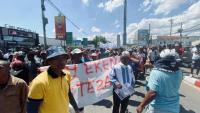 Des partisans tiennent une banderole lors d'une marche de soutien au président malgache Andry Rajoelina à Antananarivo, le 4 octobre 2025 à Magadascar