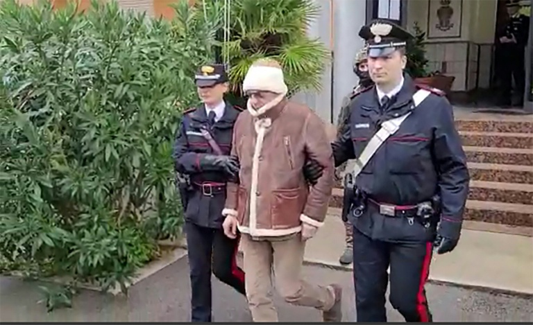 Cette image fournie par les Carabiniers italiens le 16 janvier 2023 montre le mafieux Matteo Messina Denaro (C) à Palerme