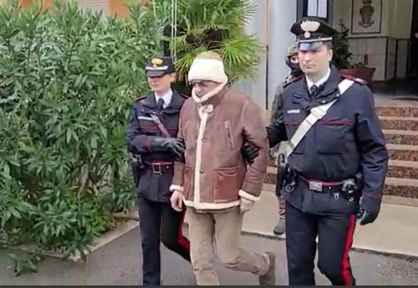 Cette image fournie par les Carabiniers italiens le 16 janvier 2023 montre le mafieux Matteo Messina Denaro (C) à Palerme