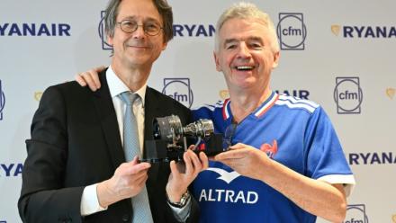 Le directeur général de Safran Olivier Andriès (g) et le directeur général de Ryanair Michael O'Leary signent un accord portant sur la maintenance des moteurs le 10 février 2026 à Paris 