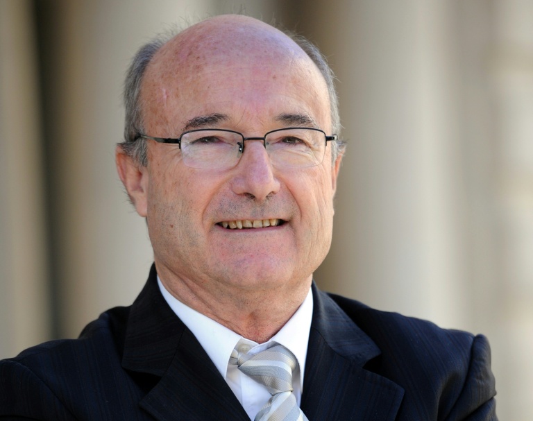 Jacques Bompard, alors maire d'Orange, le 6 décembre 2013 devant la mairie d'Orange, dans le Vaucluse
