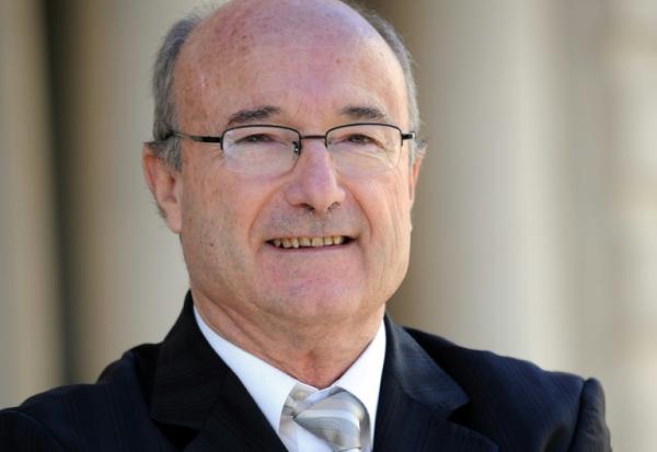 Jacques Bompard, alors maire d'Orange, le 6 décembre 2013 devant la mairie d'Orange, dans le Vaucluse